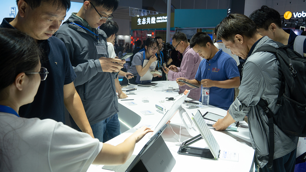 Visitors try out tablet computers at a booth at the 3rd Global Digital Trade Expo in Hangzhou, September 25, 2024. /CFP