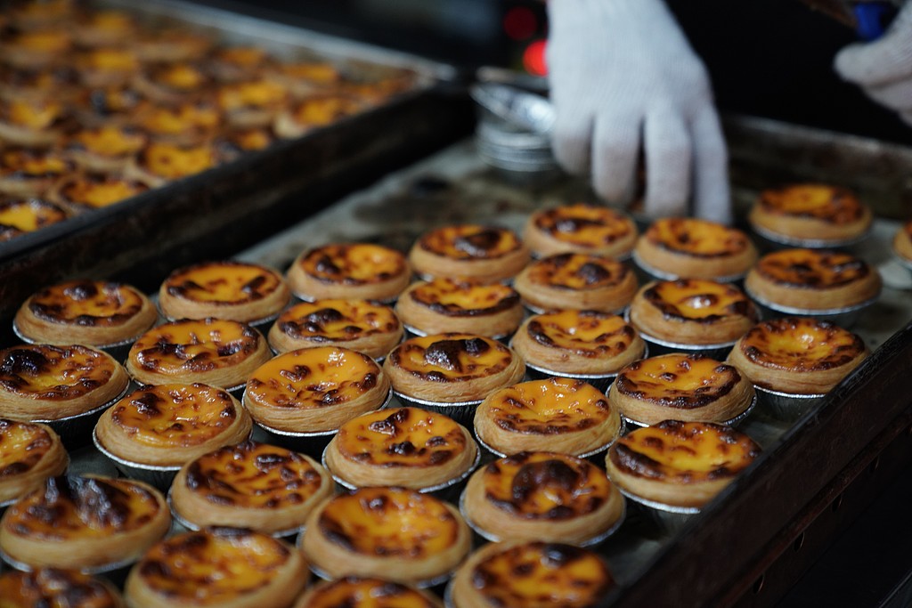 A file photo shows freshly baked egg tarts at Lord Stow's Bakery in Macao. /CFP