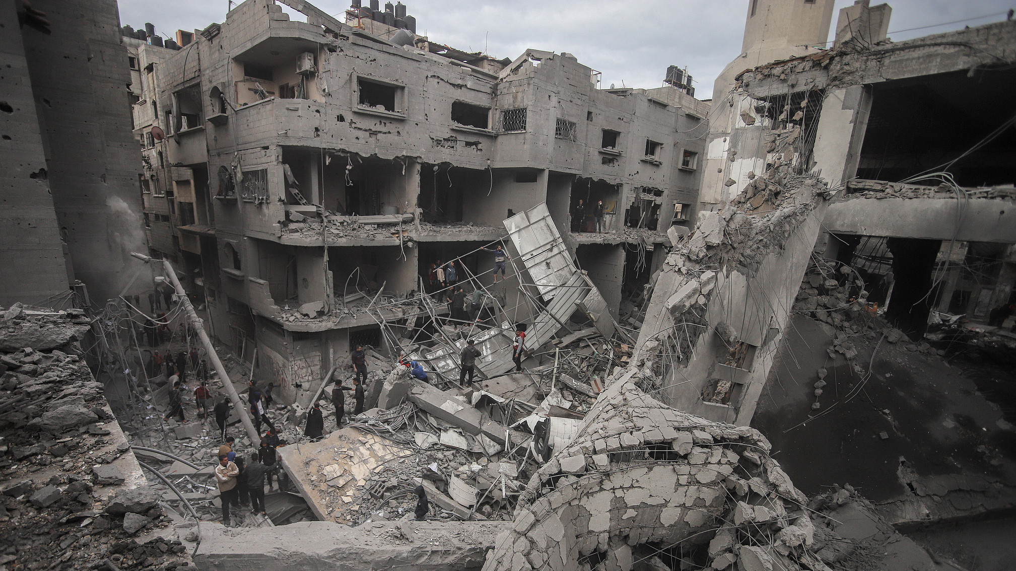 Palestinians inspect the damage to buildings following an Israeli air strike at a refugee camp in central Gaza, November 27, 2024. /CFP