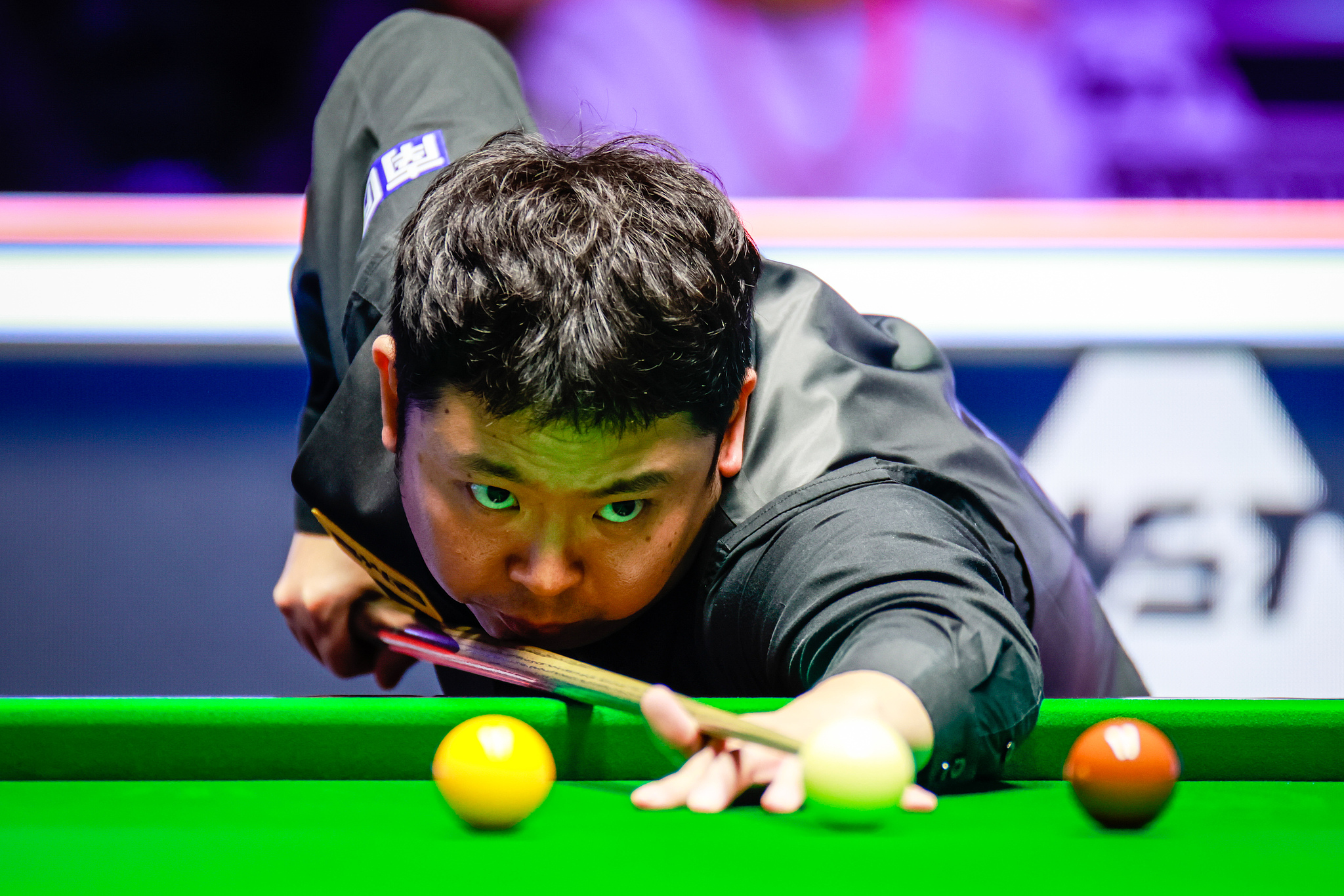 Zhang Anda of China hits a shot in the round of 16 match against Stuart Bingham of England at the UK Championship in York, England, November 28, 2024. /CFP