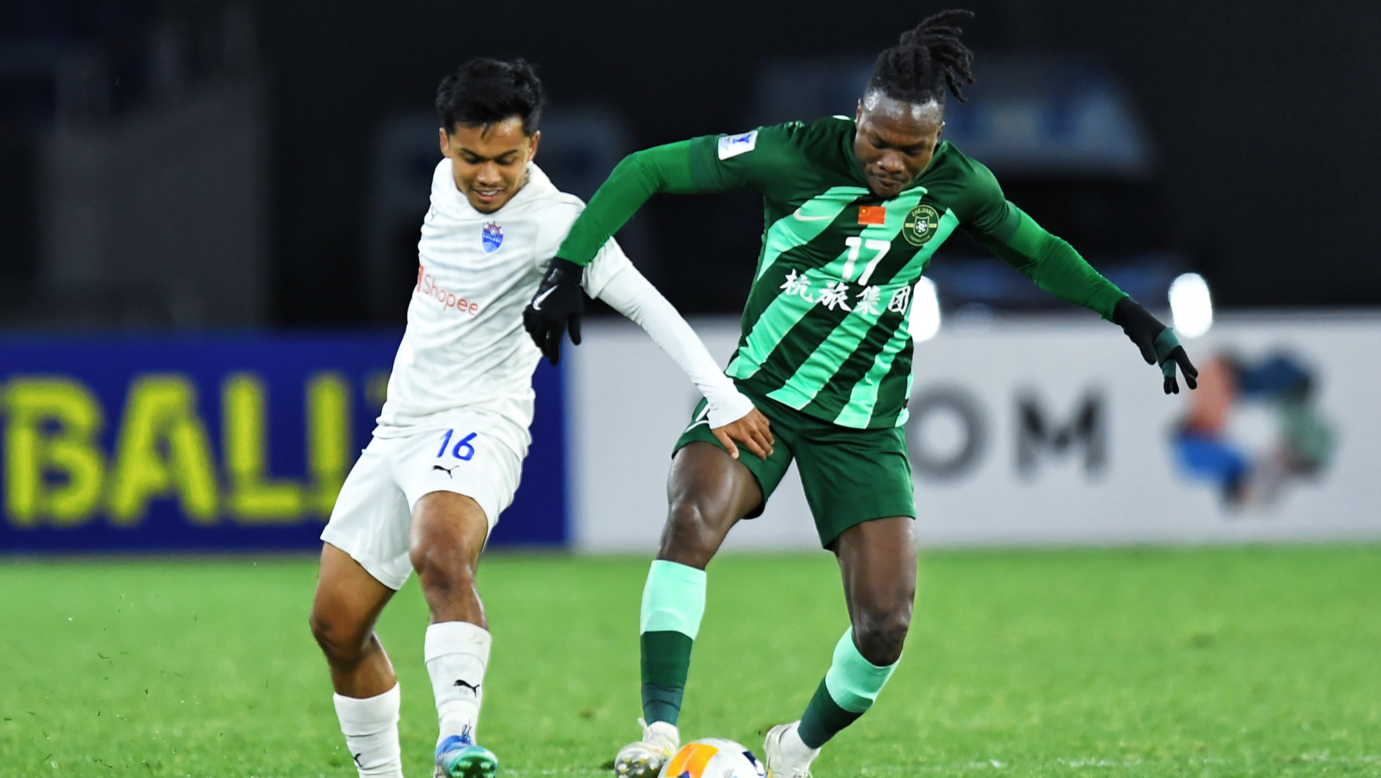 Jean Kouassi (R) of Zhejiang controls the ball in the Asian Football Confederation (AFC) Champions League Two game against Lion City Sailors in Hangzhou, east China's Zhejiang Province, November 28, 2024. /CMG