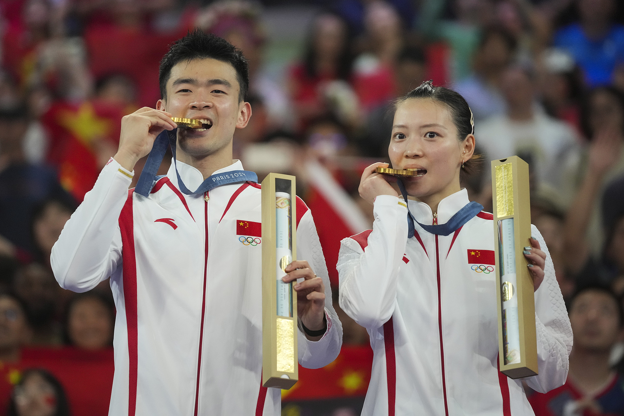 Zheng Siwei (L) and Huang Yaqiong celebrate winning mixed doubles gold at the Paris Olympics in Paris, France, August 2, 2024. /CFP