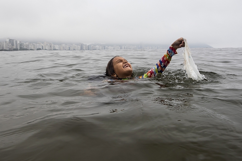 A discarded plastic bag is recovered from from ocean waters near Copacabana beach in Rio de Janeiro, Brazil, March 19, 2024. /CFP