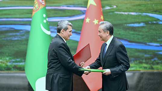 Chinese Foreign Minister Wang Yi (R) and Turkmen Deputy Prime Minister and Foreign Minister Rashid Meredov sign a memorandum of cooperation between the foreign ministries of the two countries, Chengdu City, southwest China's Sichuan Province, November 30, 2024. /Chinese Foreign Ministry