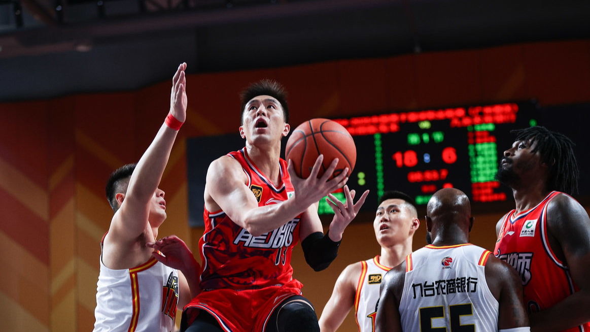 Guo Ailun (#13) of the Guangzhou Loong Lions drives toward the rim in the game against the Fujian Sturgeons in Guangzhou, south China's Guangdong Province, November 30, 2024. /Guangzhou Loong Lions