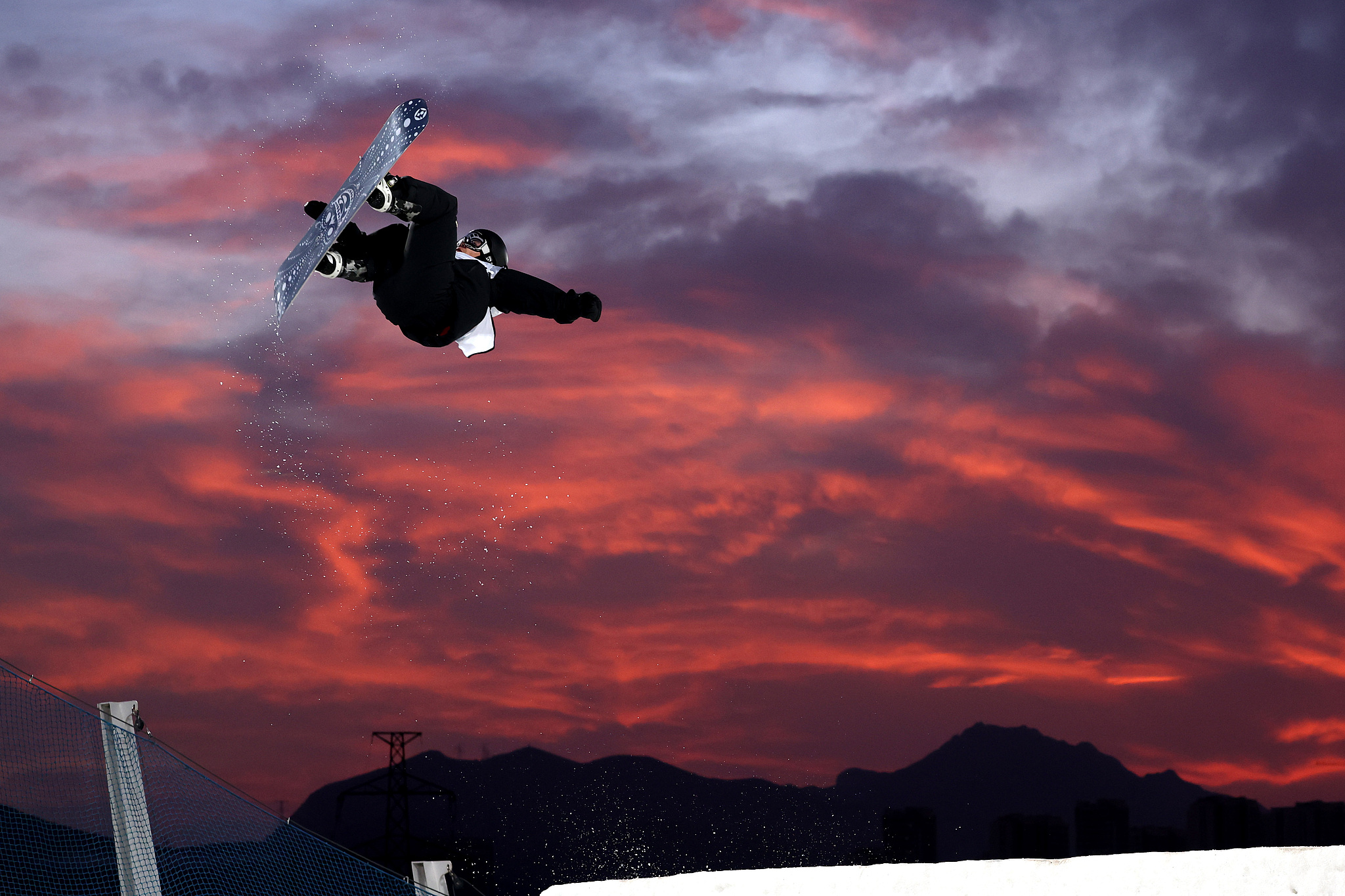 Yang Wenlong of China competes in the men's snowboard final at the Snowboard and Freestyle Skiing Big Air World Cup at Shougang Park in Beijing, December 1, 2024. /CFP