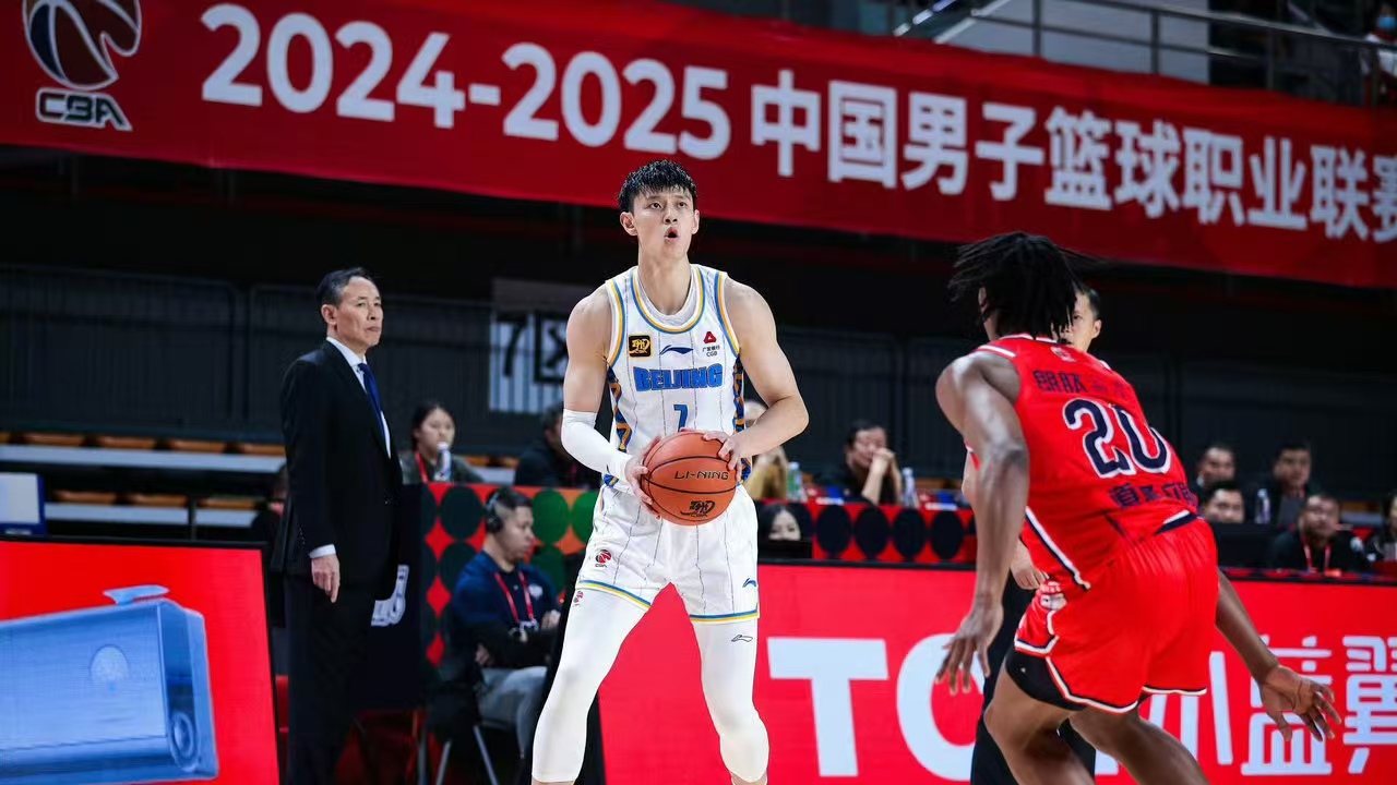 Zeng Fanbo and his Beijing Ducks teammates beat the Guangzhou Loong Lions 101-82 in a CBA regular season game in Guangzhou, Guangdong Province, China, December 2, 2024. /CFP