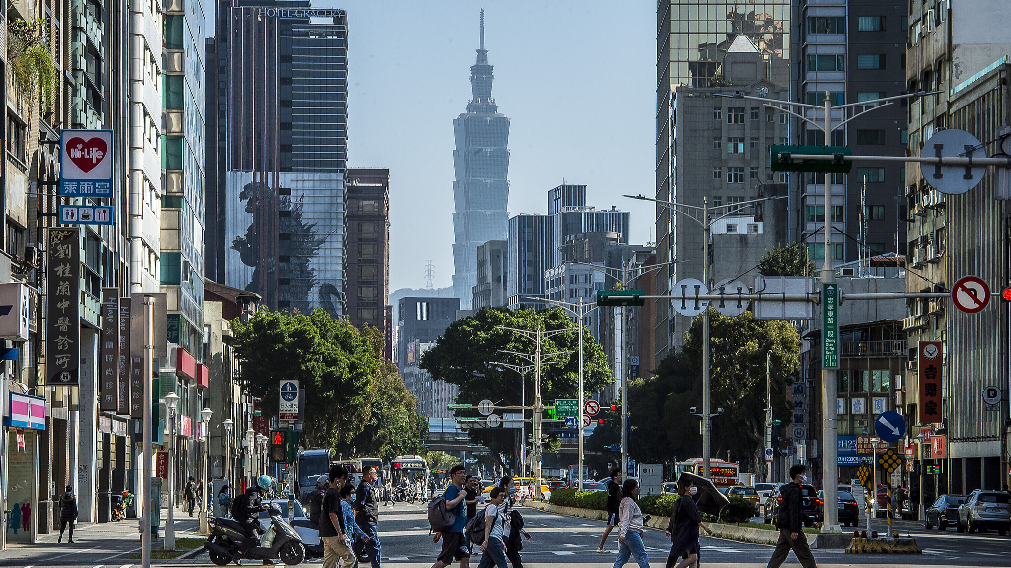 Passersby walk in downtown Taipei, southeast China's Taiwan region, November 28, 2023. /CFP