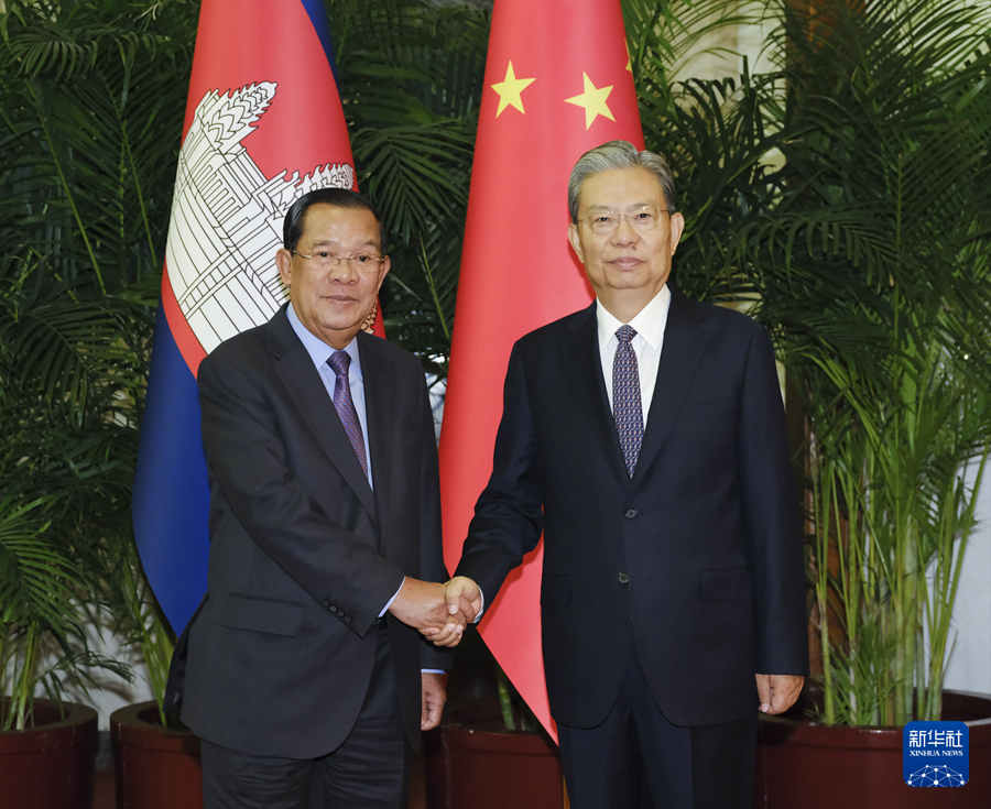 Zhao Leji (right), chairman of the National People's Congress (NPC) Standing Committee, met with Cambodian People's Party (CPP) President and Senate President Samdech Techo Hun Sen in Beijing on Wednesday.