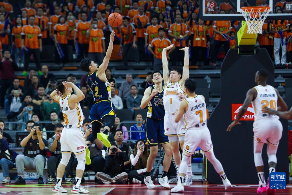 Xu Jie (#2) of the Guangdong Southern Tigers shoots in the game against the Shanxi Loongs in Dongguan, south China's Guangdong Province, December 3, 2024. /Xinhua