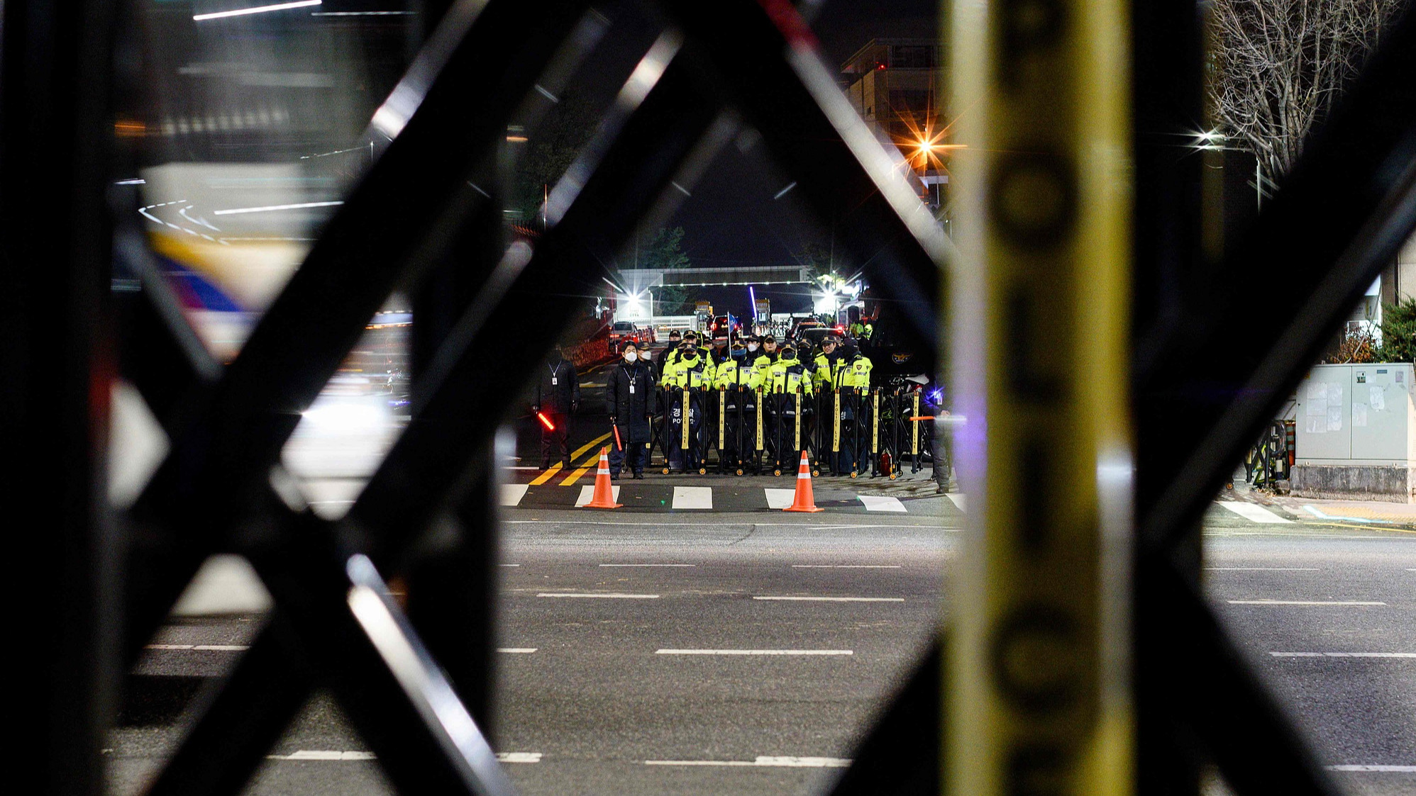 Police set up barricades at a road leading to the South Korean Presidential Office and the Defense Ministry in Seoul, South Korea, December 4, 2024. /CFP.