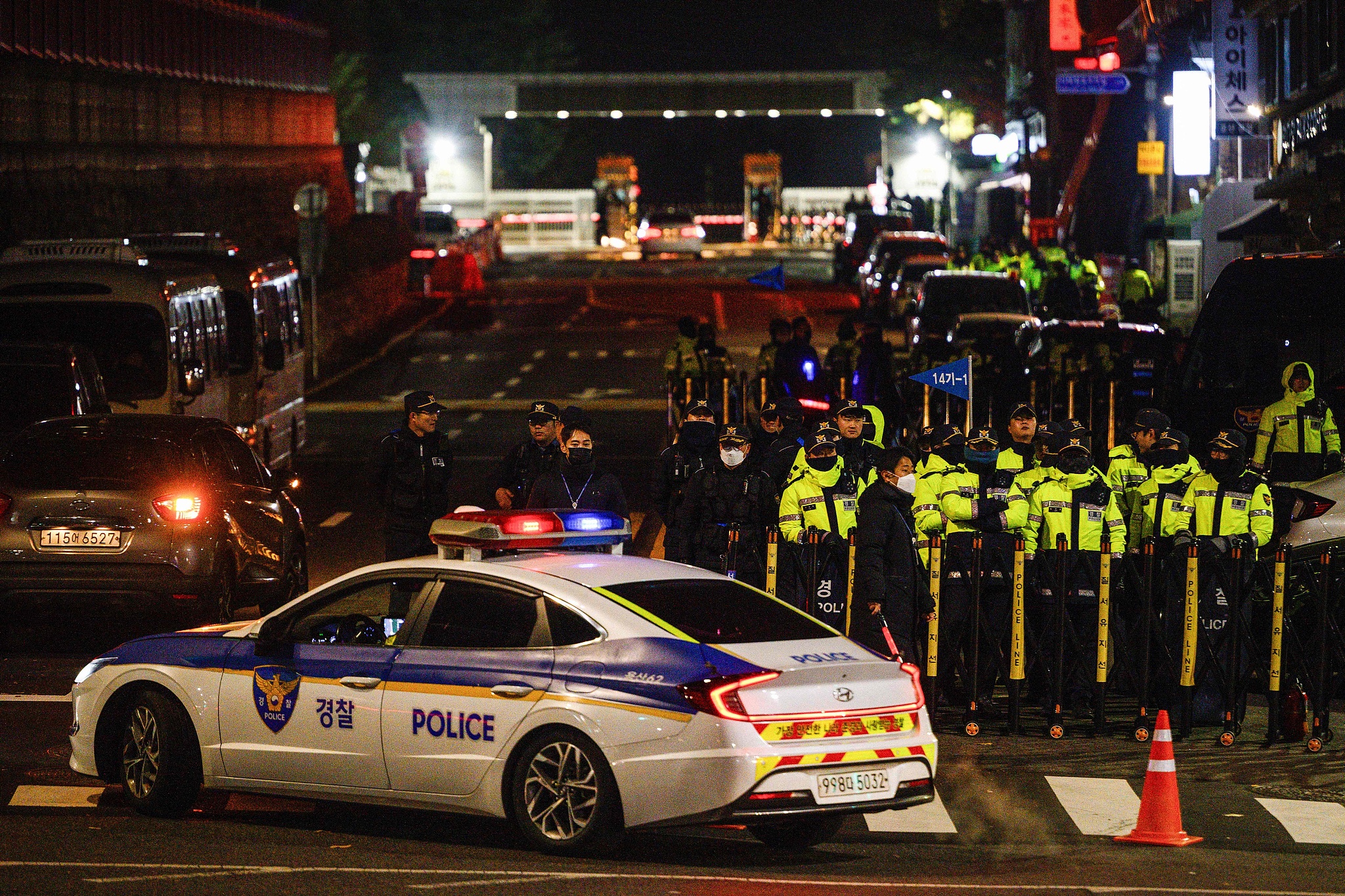 A police car drives past barricades set up by police at a road leading to the South Korean Presidential Office and the Defense Ministry in Seoul, December 4, 2024. /CFP