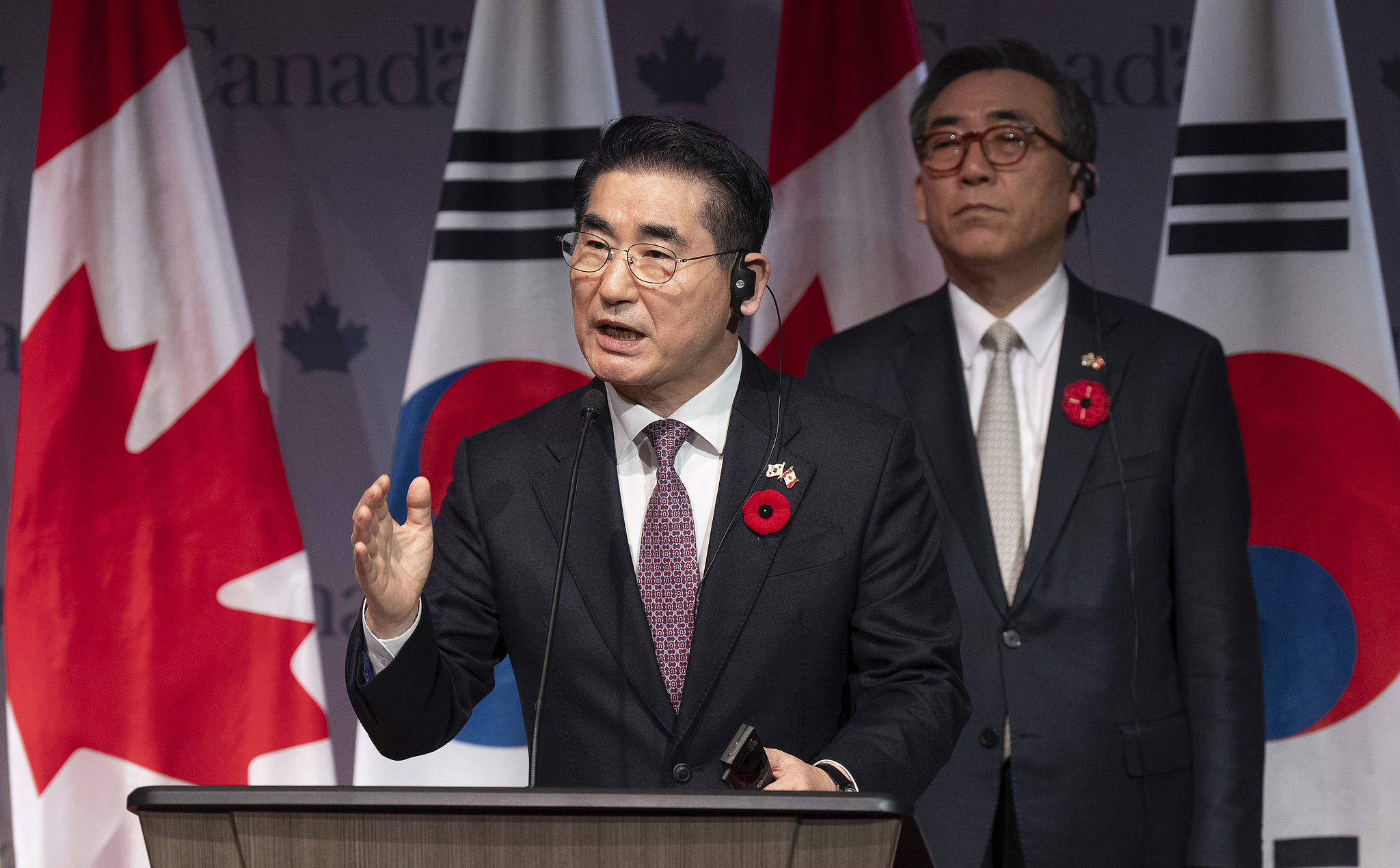 South Korea's Foreign Minister Cho Tae-yul, right, looks on as South Korea's Defense Minister Kim Yong-hyun speaks during a news conference in Ottawa, Ontario, Friday, Nov. 1, 2024. /CFP