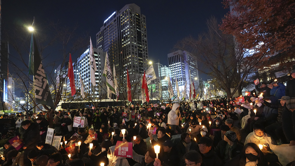 People hold candles during a candlelight vigil against President Yoon Suk-yeol in Seoul, South Korea, December 4, 2024. /CFP