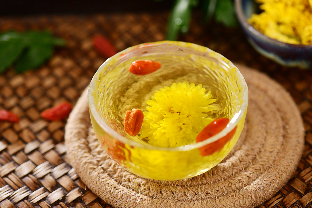 A file photo shows a cup of chrysanthemum tea with goji berries. /CFP