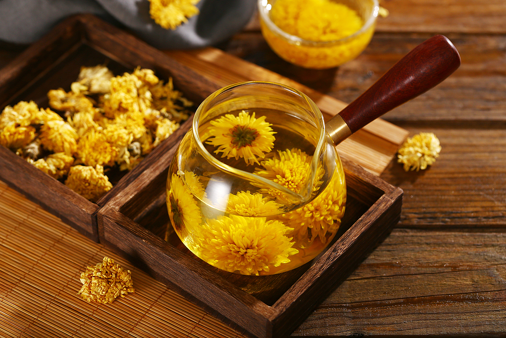 A file photo of chrysanthemum tea being brewed. /CFP