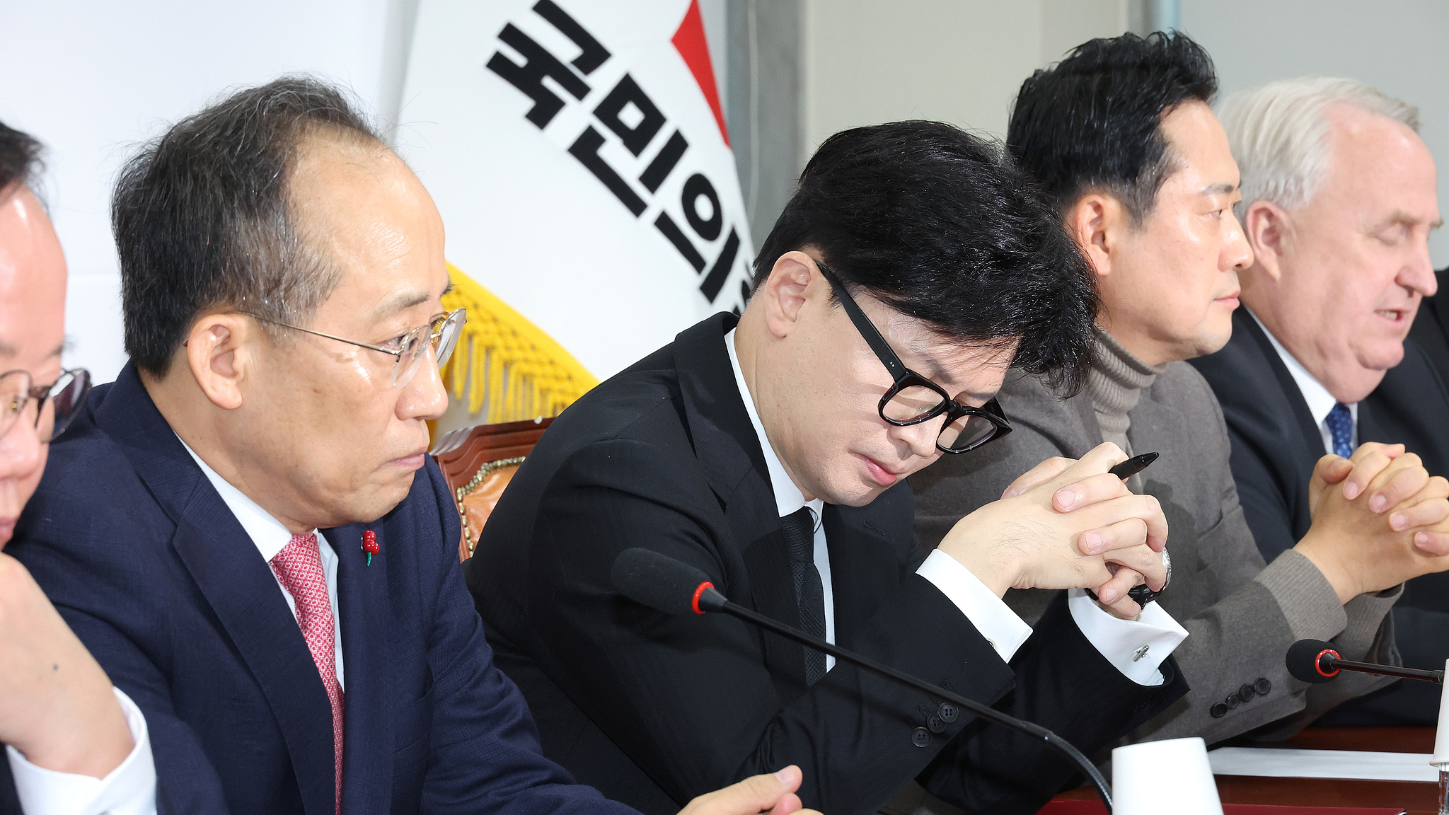 Han Dong-hoon (C), chief of South Korea's ruling People Power Party, is pictured in the party's supreme council meeting, Seoul, South Korea, December 5, 2024. /CFP