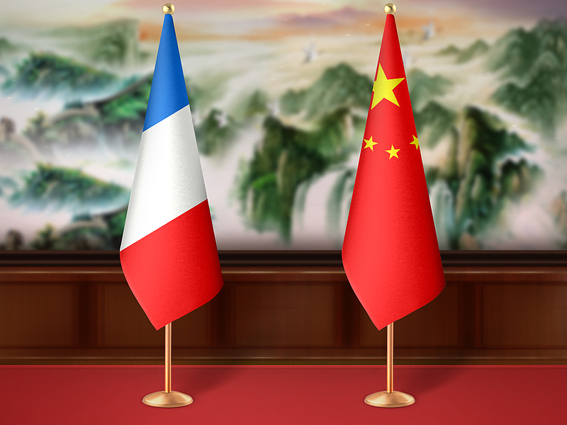 Image of Chinese (R) and French national flags. /CFP