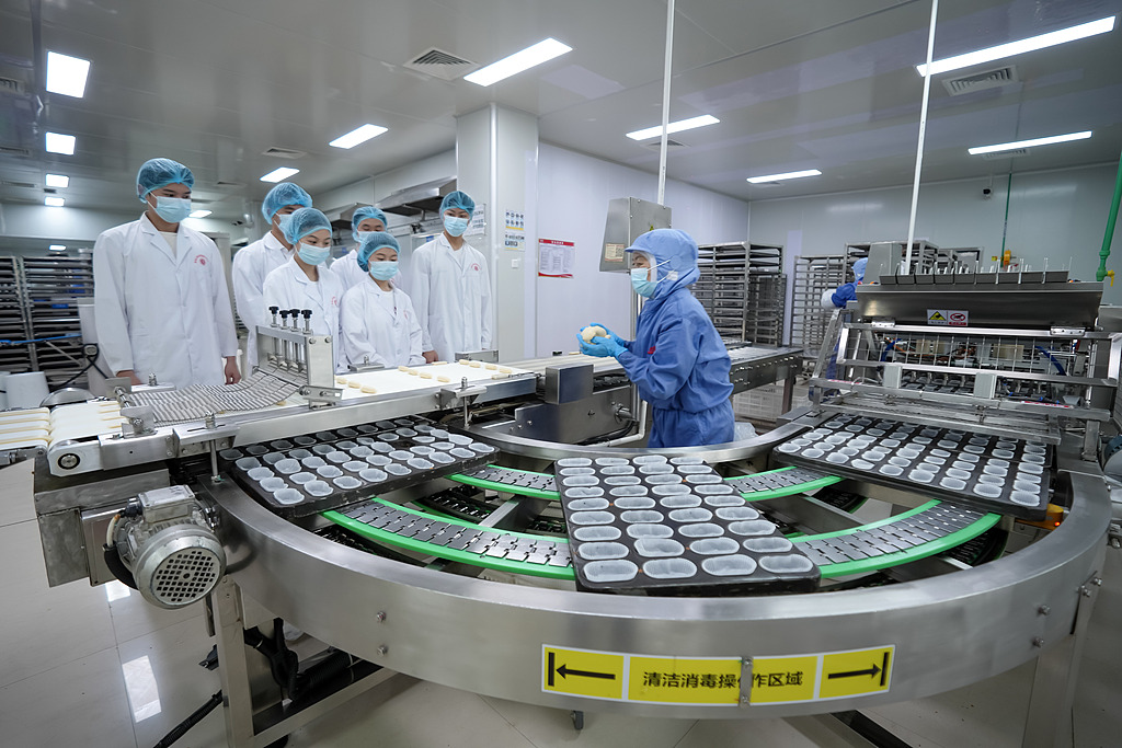 The students of Quanzhou Light Industry Vocational College are conducting job training under the guidance of their business mentors, in Fujian Province, China, May 25, 2024. /CFP