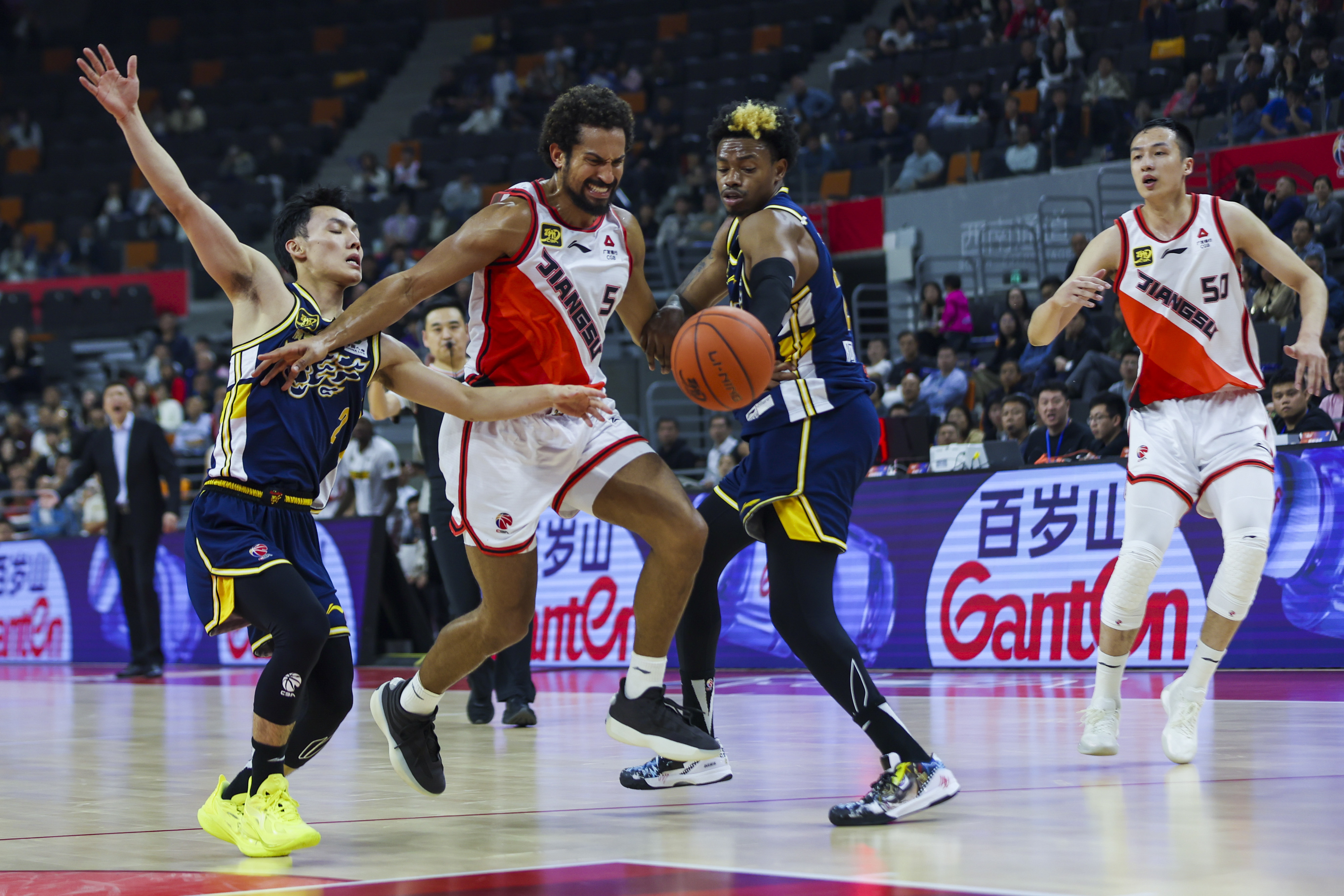 Franklin Jackson (#5) of the Jiangsu Dragons penetrates in the game against the Guangdong Southern Tigers in Dongguan, south China's Guangdong Province, December 5, 2024. /Xinhua