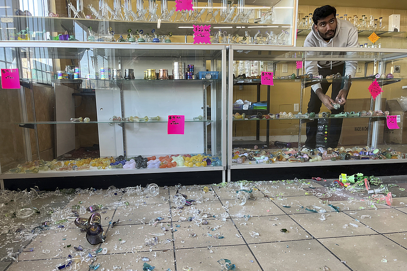 Hasan Raza cleans up in the aftermath of a M7.0 earthquake inside E&J Liquors, California, U.S., December 5, 2024. /CFP 