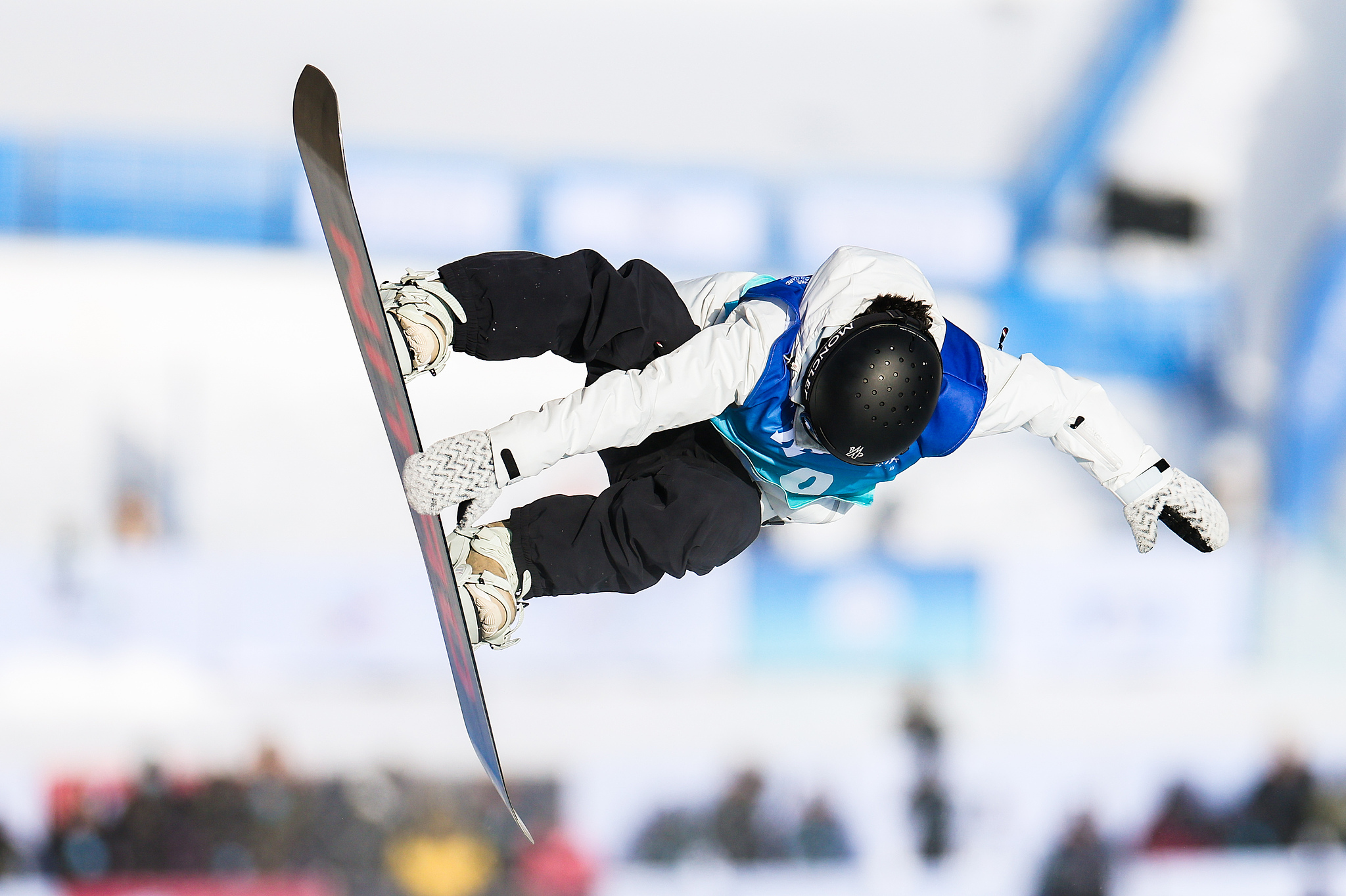 Cai Xuetong of China comeptes in the women's qualification round at the International Ski and Snowboard Federation (FIS) Snowboard Halfpipe World Cup in Zhangjiakou, north China's Hebei Province, December 6, 2024. /CFP