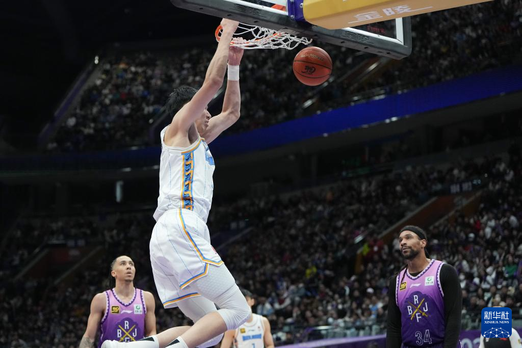 Zhou Qi (L) of the Beijing Ducks dunks in the game against the Beijing Royal Fighters in Beijing, December 6, 2024. /Xinhua