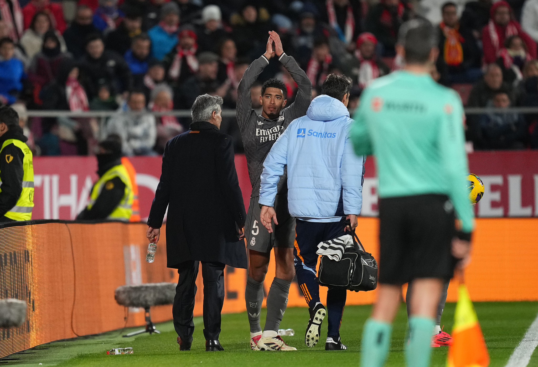 Real Madrid's Judd Bellingham gestures to spectators after being substituted off in a LaLiga match against Girona in Girona, Spain, December 7, 2024. /CFP