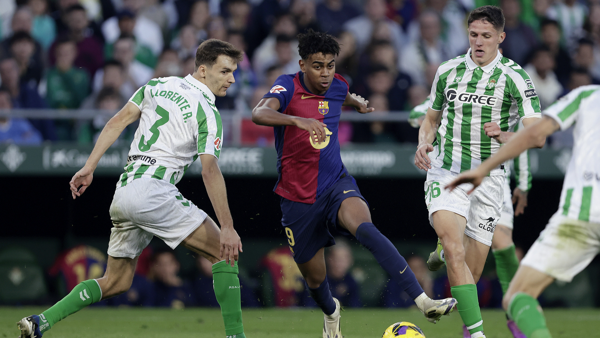 Barceolna's Lamine Yamal (C) dribbles during a LaLiga match against Real Betis in Sevilla, Spain, December 7, 2024. /CFP