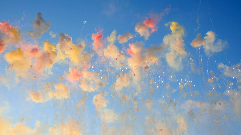 Live: Daytime fireworks show lights up the sky in China's Quanzhou