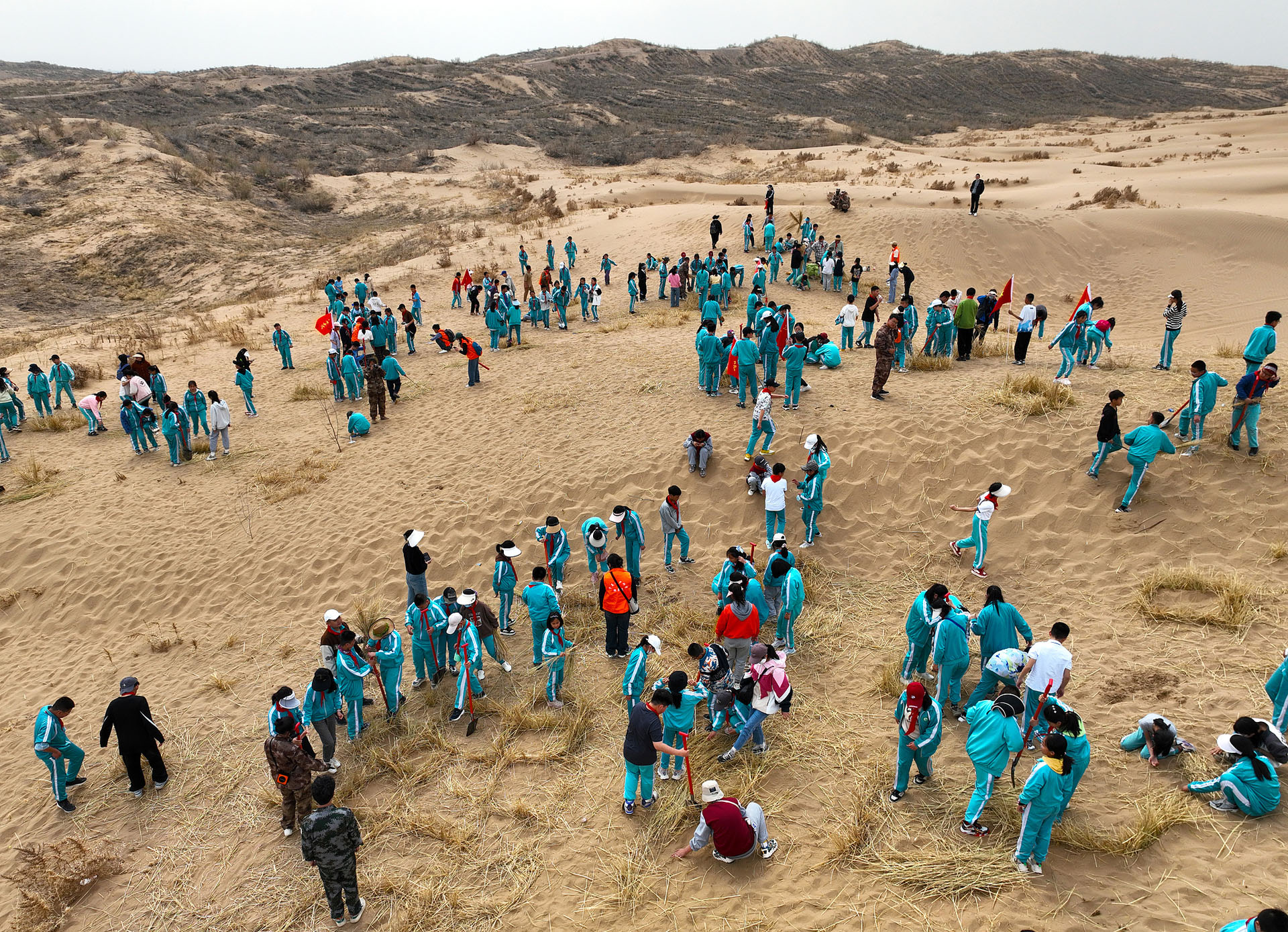 Students learn the checkerboard method near Yinchuan City, northwest China's Ningxia Hui Autonomous Region, April 7, 2024. /CFP