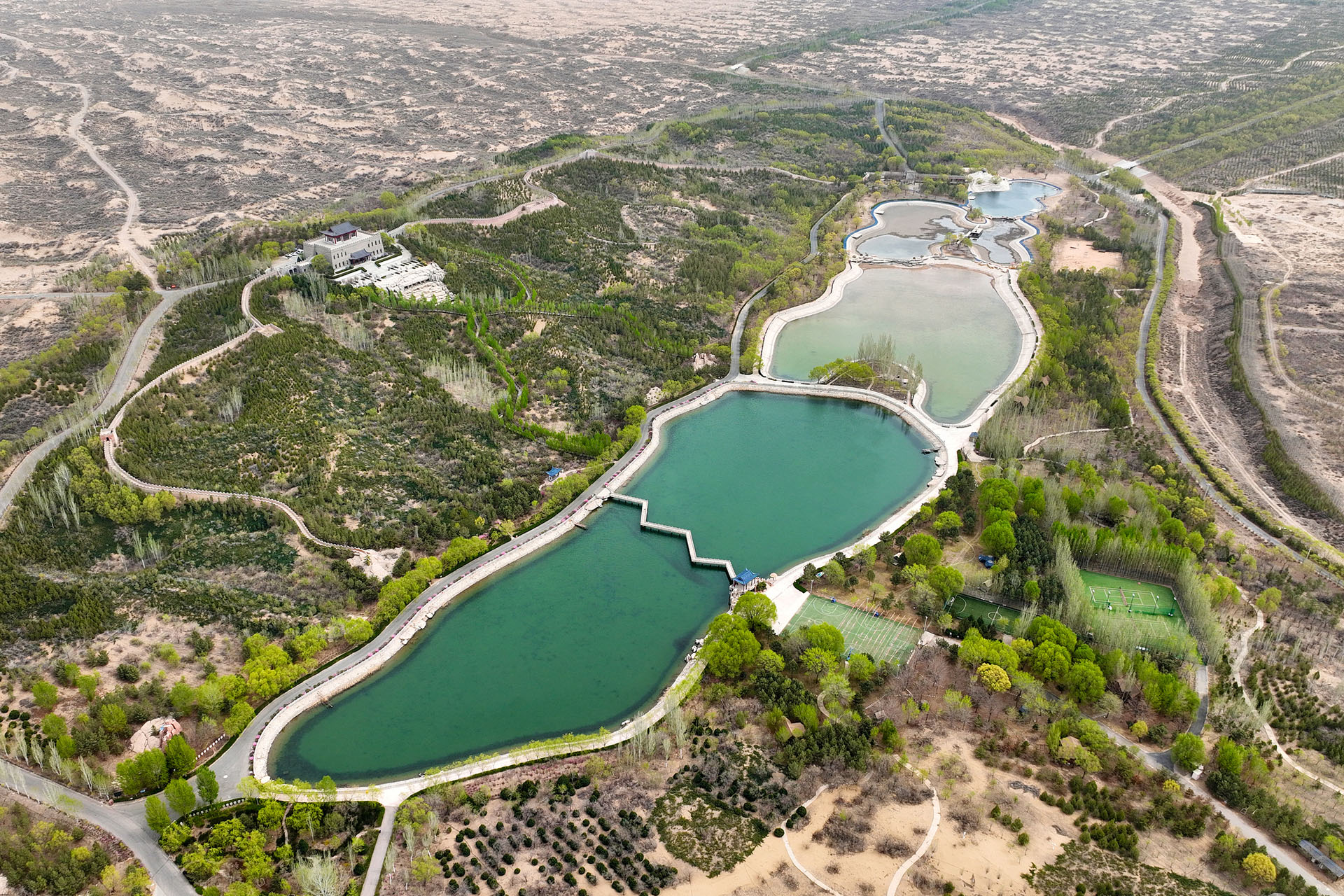 An oasis near Lingwu City, northwest China's Ningxia Hui Autonomous Region, April 8, 2024. /CFP