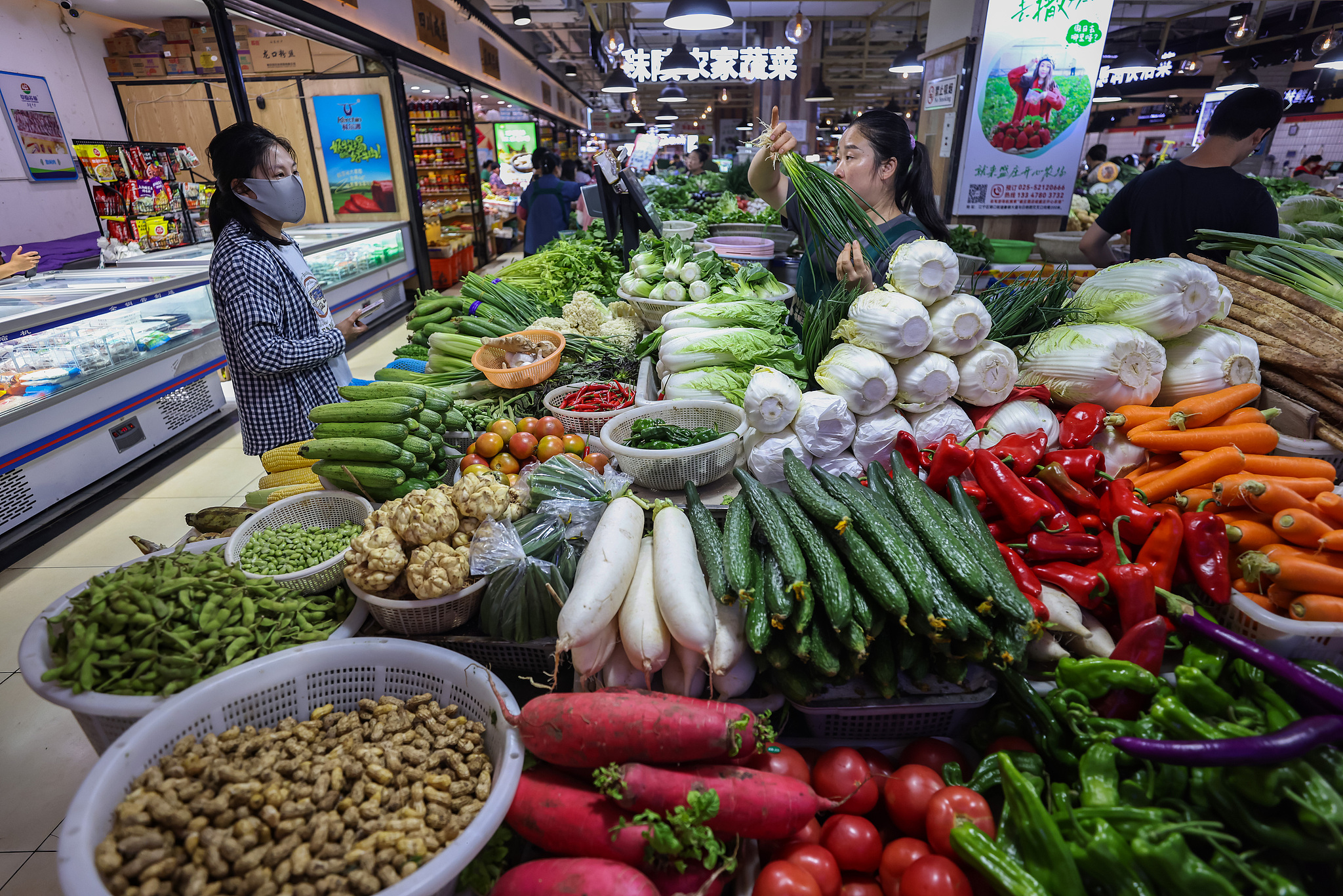 Nanjing residents shop for vegetables at a local farmers' market./CFP