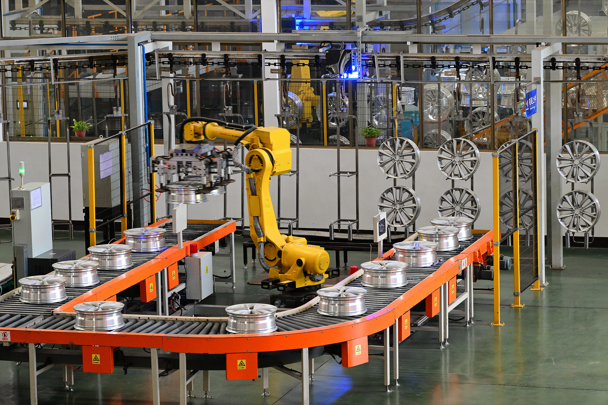 A digital production line and robotic arms operate nonstop in a smart workshop in Jinhua, Zhejiang Province, November 26, 2024. /CFP