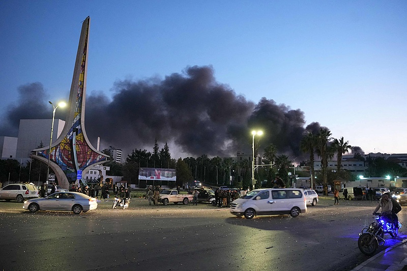 Smoke billows after anti government forces ransacked government security facilities, in Damascus, December 8, 2024. /CFP