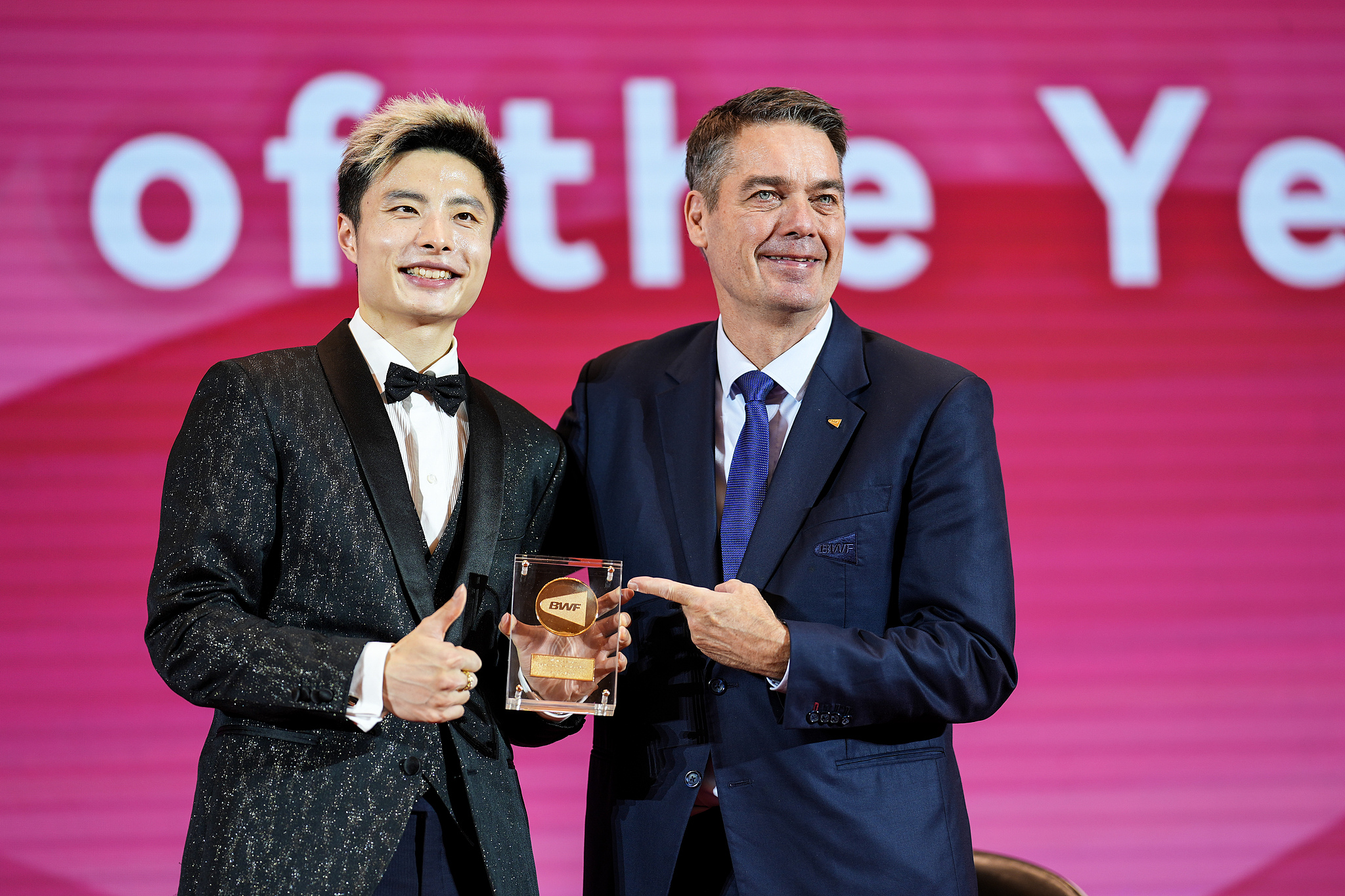 Shi Yuqi (L) of China is named the Men's Singles Player of the Year by the Badminton World Federation (BWF) in Hangzhou, east China's Zhejiang Province, December 9, 2024. /CFP