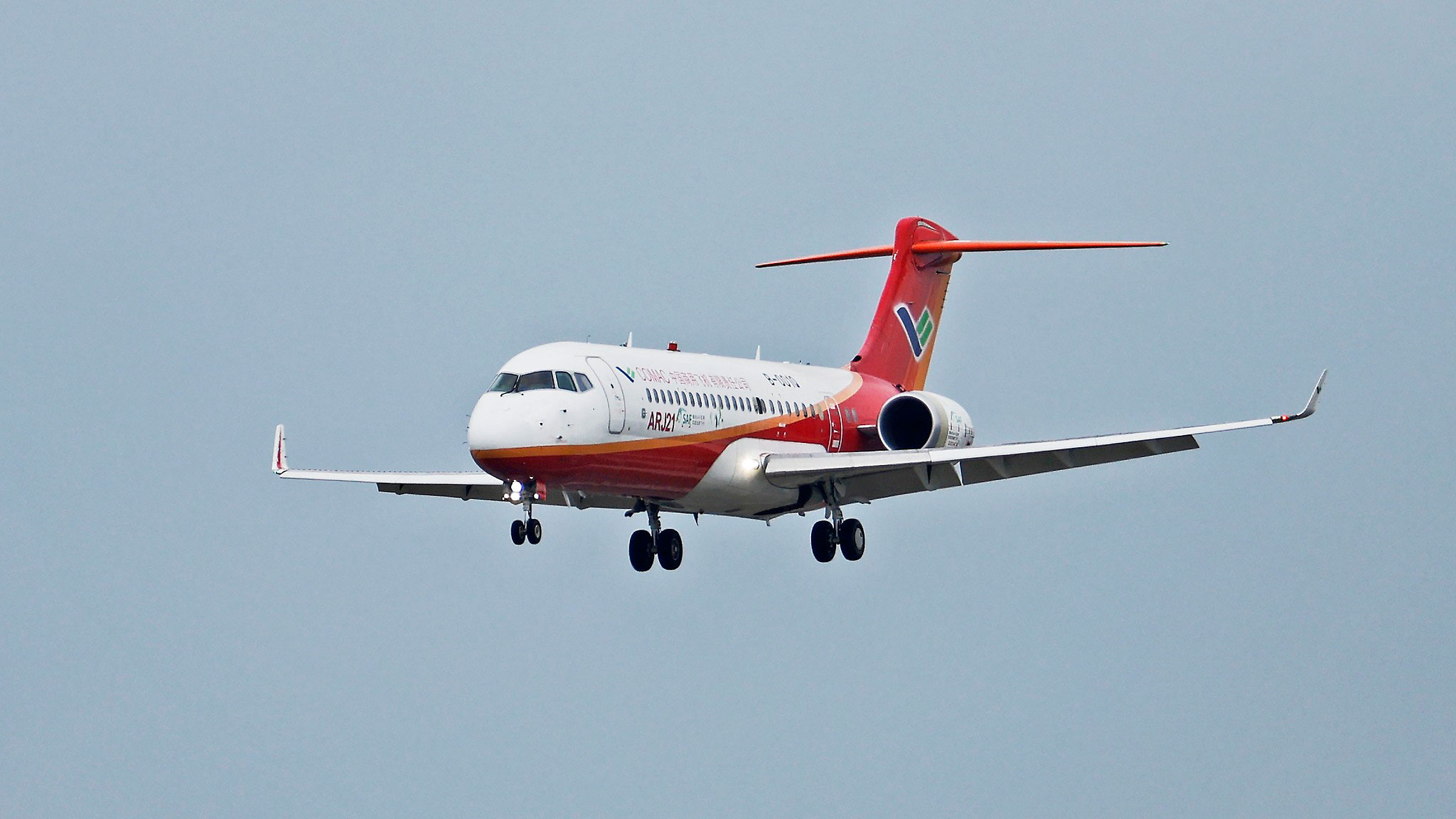 An ARJ-21 passenger plane flies using sustainable aviation fuel during a trial, Shanghai, China, June 5, 2024. /CFP