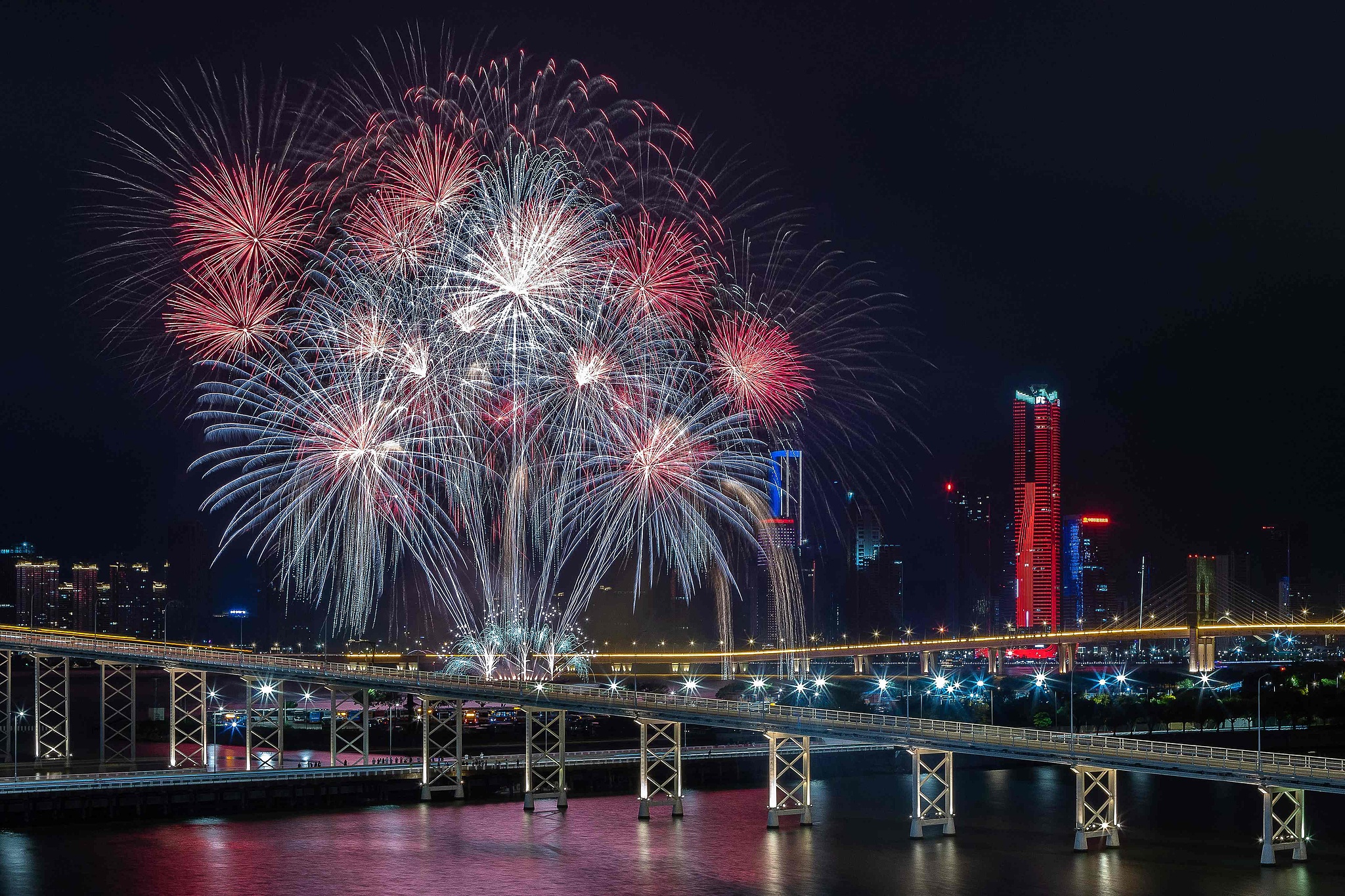 A firework display by the United Kingdom's team lights up the sky near the Macao Tower shorefront during the 31st Macao International Fireworks Contest, October 11, 2023. /CFP