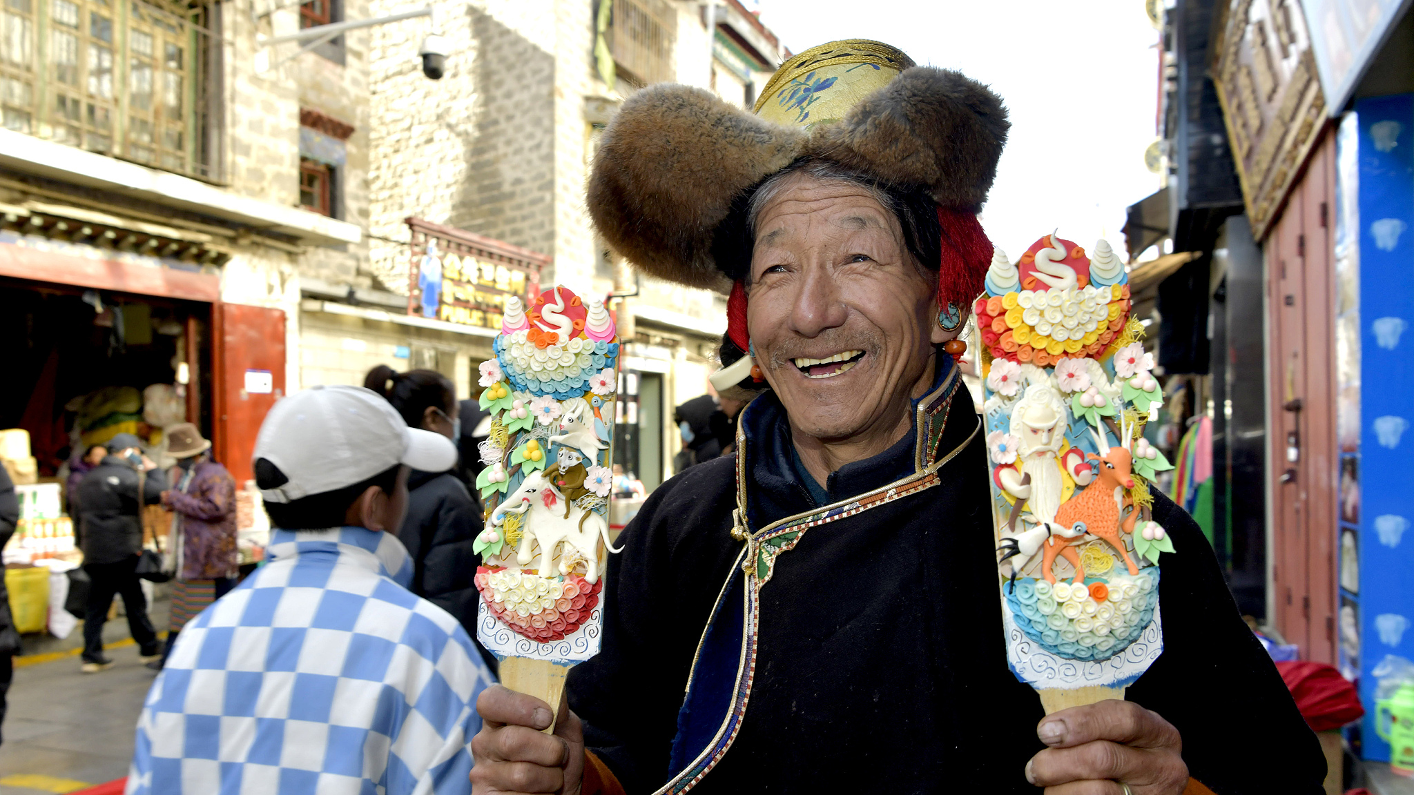 A craftsman showcases a butter sculpture in Lhasa, southwest China's Xizang Autonomous Region, January 30, 2024. /CFP