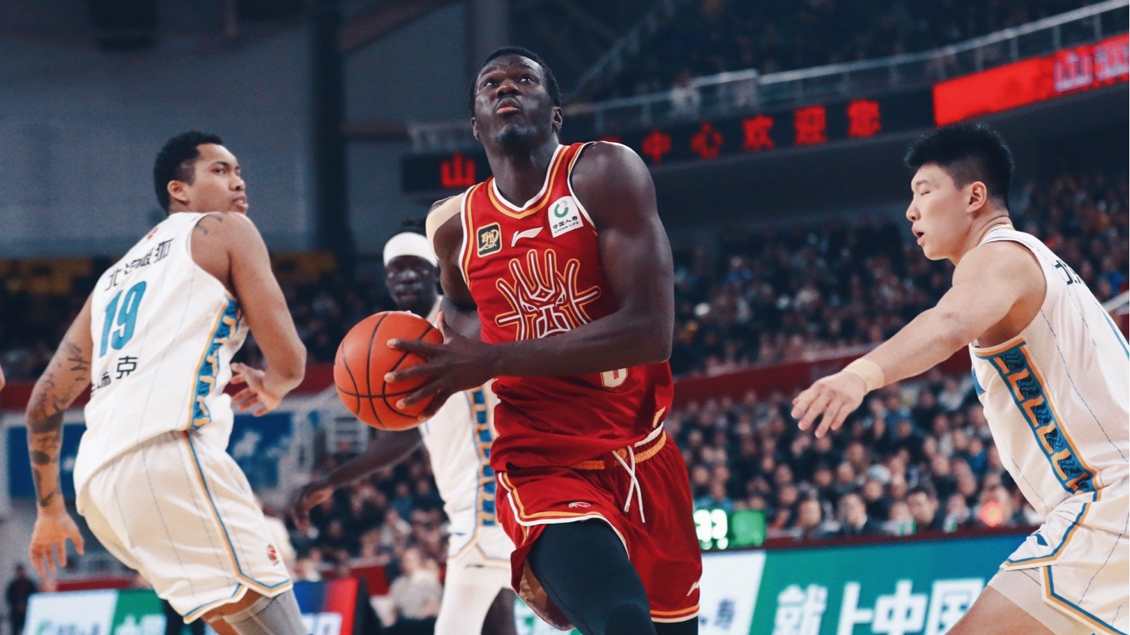 Ibrahima Faye (C) of the Shanxi Loongs drives toward the rim in the game against the Beijing Ducks in Taiyuan, north China's Shanxi Province, December 9, 2024. /Shanxi Loongs