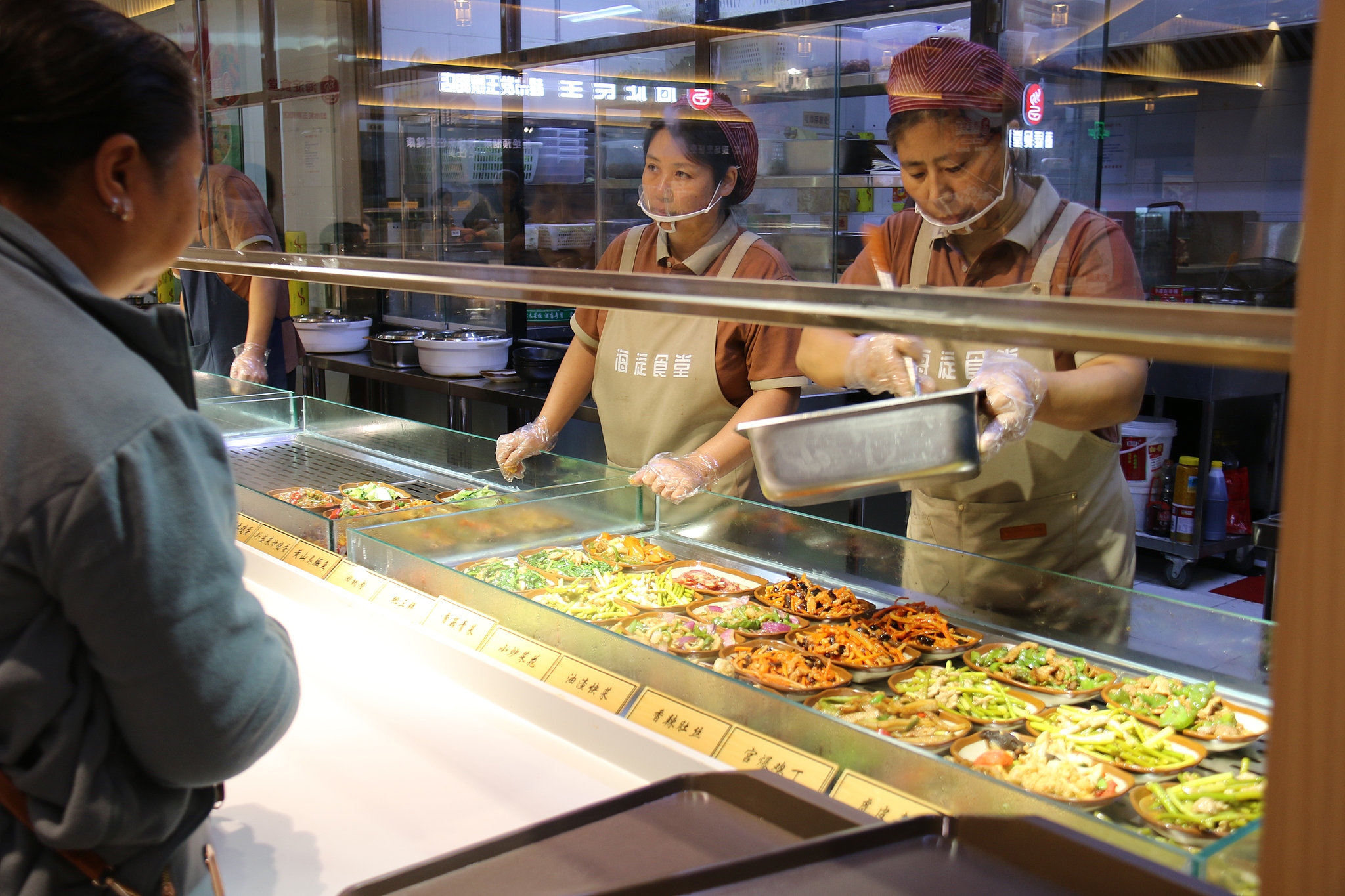 Residents queue to buy dinner at a community canteen in Haidian District, Beijing, October 10, 2024. /CFP