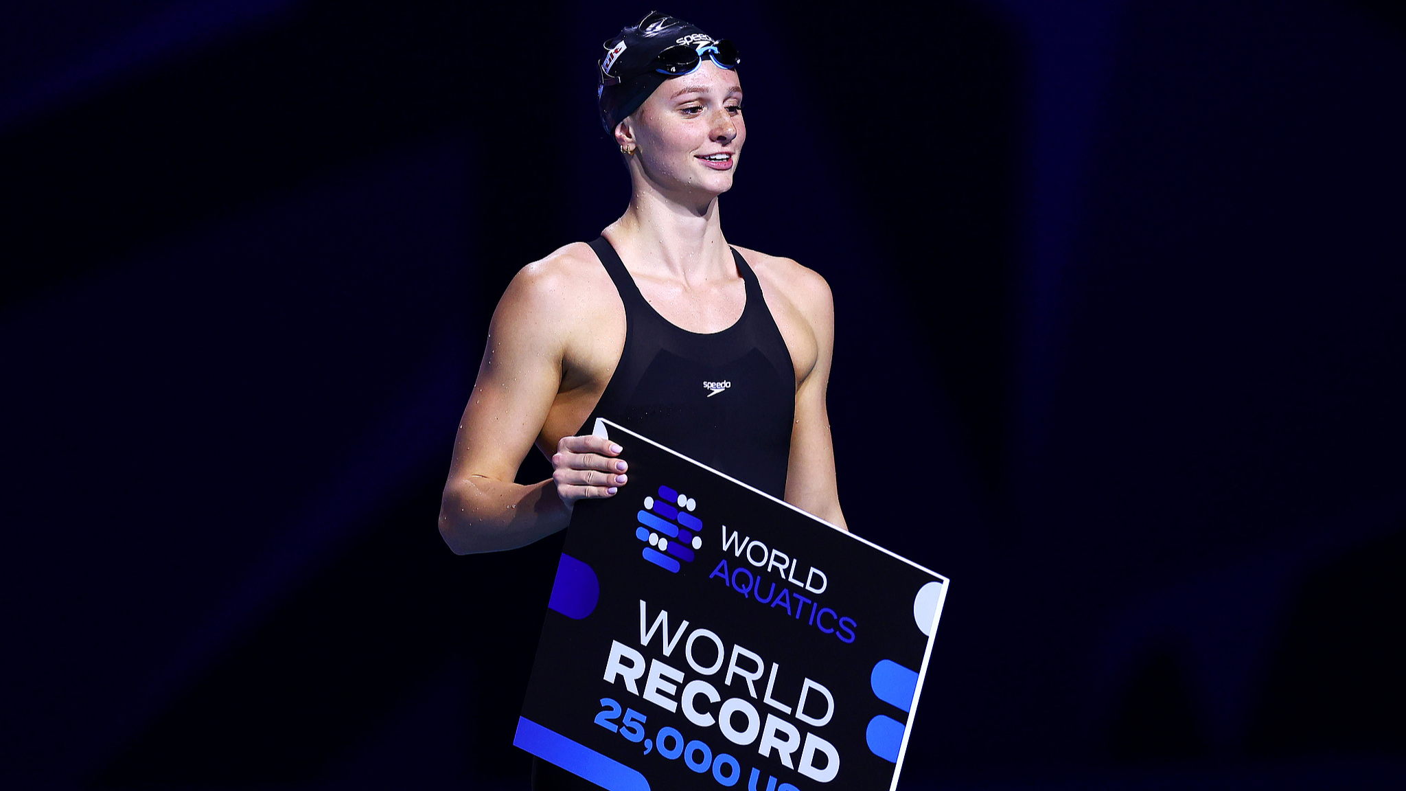 Summer McIntosh set women's 400m freestyle world record in 3:50.25 at Swimming World Championships in Budapest, Hungary, December 10, 2024. /CFP