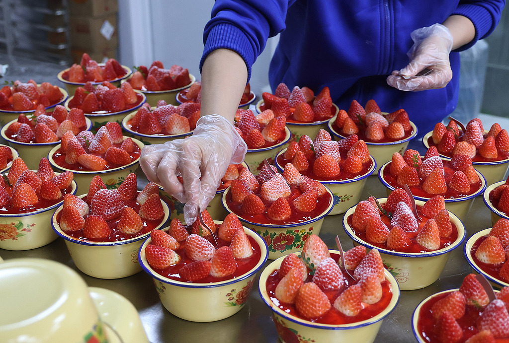 A photo taken on December 10, 2024 shows strawberry cakes in enamel bowls on sale at a pastry shop in Linyi City, Shandong Province. The shop has seen daily sales of more than 1,000 in the past month from both online and offline purchases, according to staff. /CFP