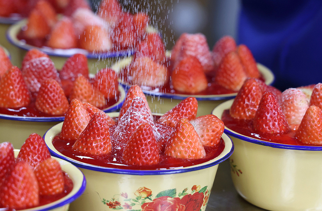 A photo taken on December 10, 2024 shows strawberry cakes in enamel bowls on sale at a pastry shop in Linyi City, Shandong Province. The shop has seen daily sales of more than 1,000 in the past month from both online and offline purchases, according to staff. /CFP