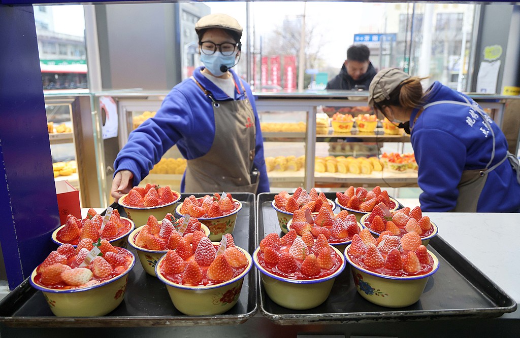 A photo taken on December 10, 2024 shows strawberry cakes in enamel bowls on sale at a pastry shop in Linyi City, Shandong Province. The shop has seen daily sales of more than 1,000 in the past month from both online and offline purchases, according to staff. /CFP