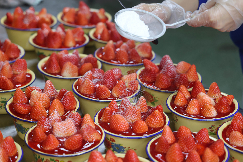 A photo taken on December 10, 2024 shows strawberry cakes in enamel bowls on sale at a pastry shop in Linyi City, Shandong Province. The shop has seen daily sales of more than 1,000 in the past month from both online and offline purchases, according to staff. /CFP