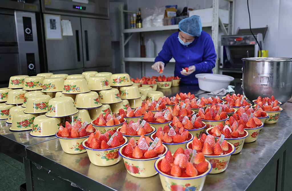 A photo taken on December 10, 2024 shows strawberry cakes in enamel bowls on sale at a pastry shop in Linyi City, Shandong Province. The shop has seen daily sales of more than 1,000 in the past month from both online and offline purchases, according to staff. /CFP