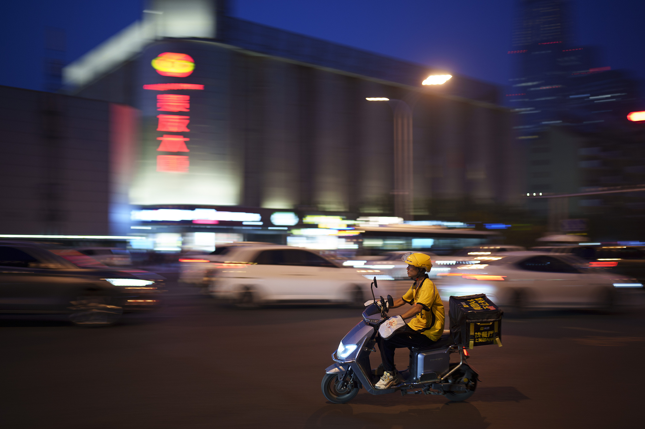 A delivery man rides through an intersection on an electric bike in Beijing, July 4, 2024. /CFP