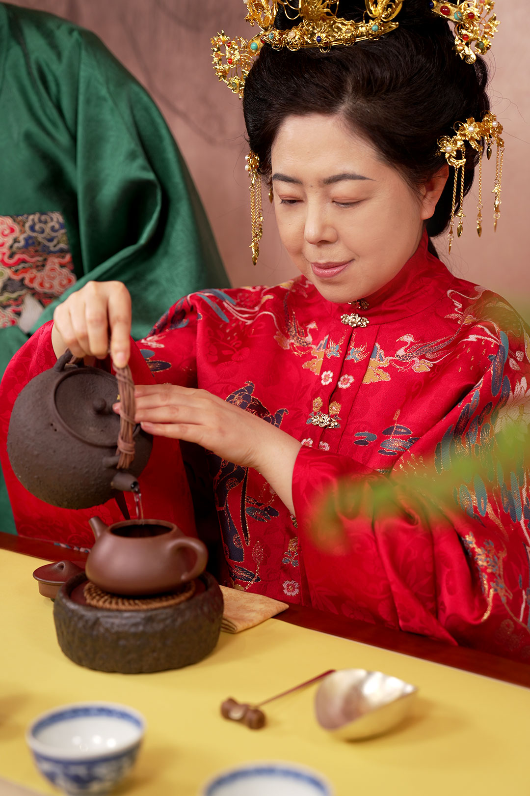 A tea artist makes tea. /CGTN