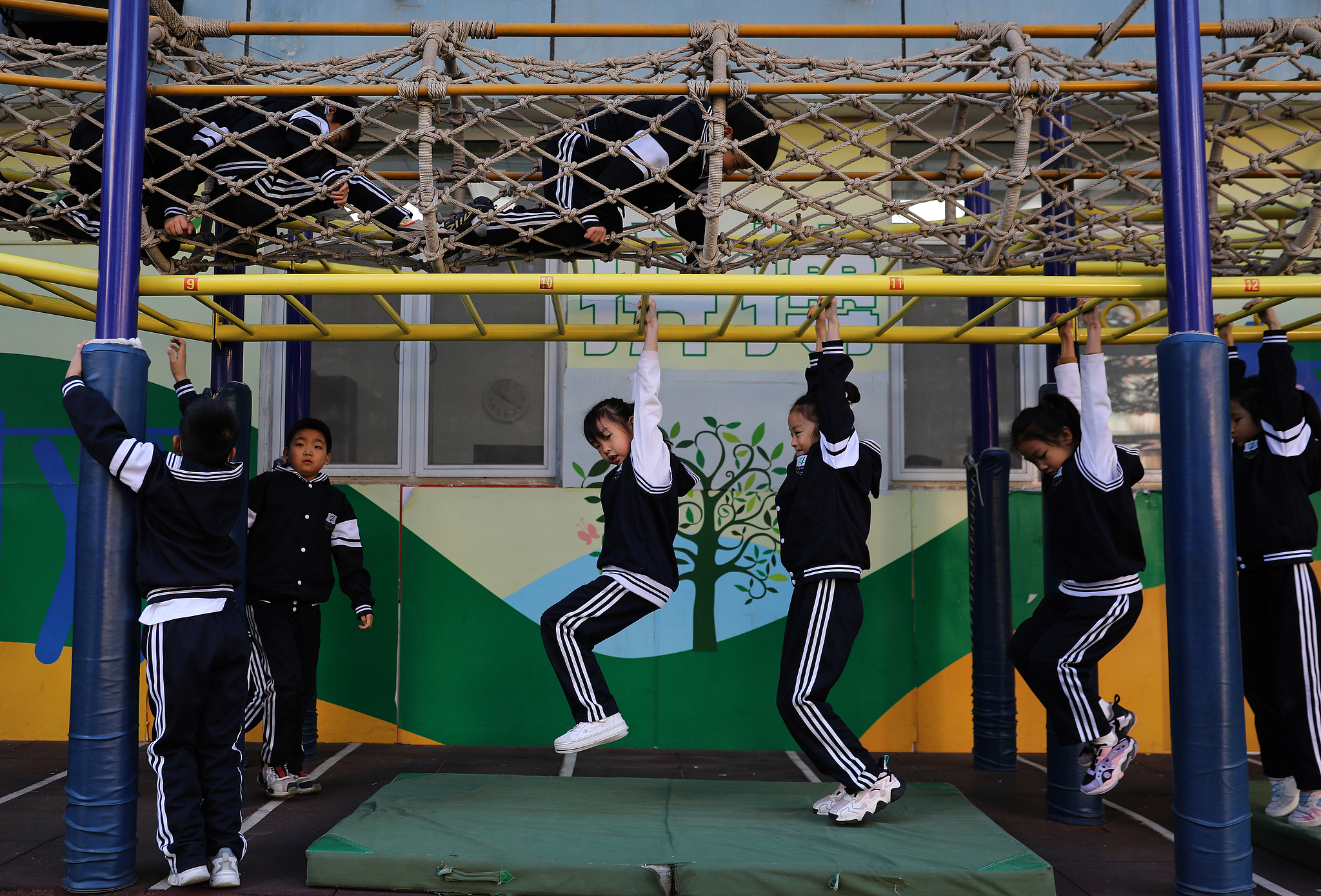 Schoolchildren enjoy exercise at the Beijing Chaoyang District Experimental Primary School, Beijing, November 21, 2024. /CFP